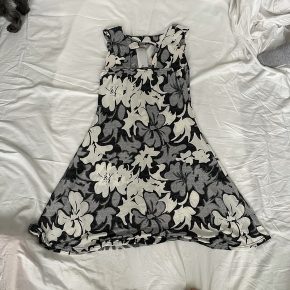 MT Collection knee length floral dress. Size M - Picture 2 of 6